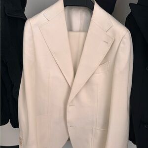SUITSUPPLY custom made suit. 40S base. OFF WHITE pure wool slim fit suit.